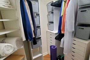 Ein Stauraum mit Regalen, Schubladen und Körben.