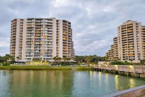 Un hôtel de grande hauteur doté de nombreux balcons et offrant une vue sur le front de mer.