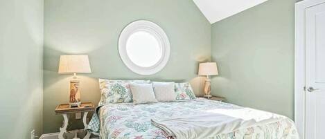 5 bedrooms, desk, iron/ironing board, WiFi