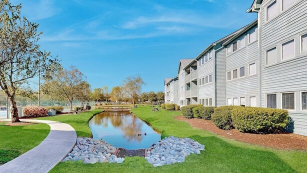 A residential building with a pond, a pathway, and well-maintained lawns. - Myrtle Shores Retreat (Myrtle Beach)