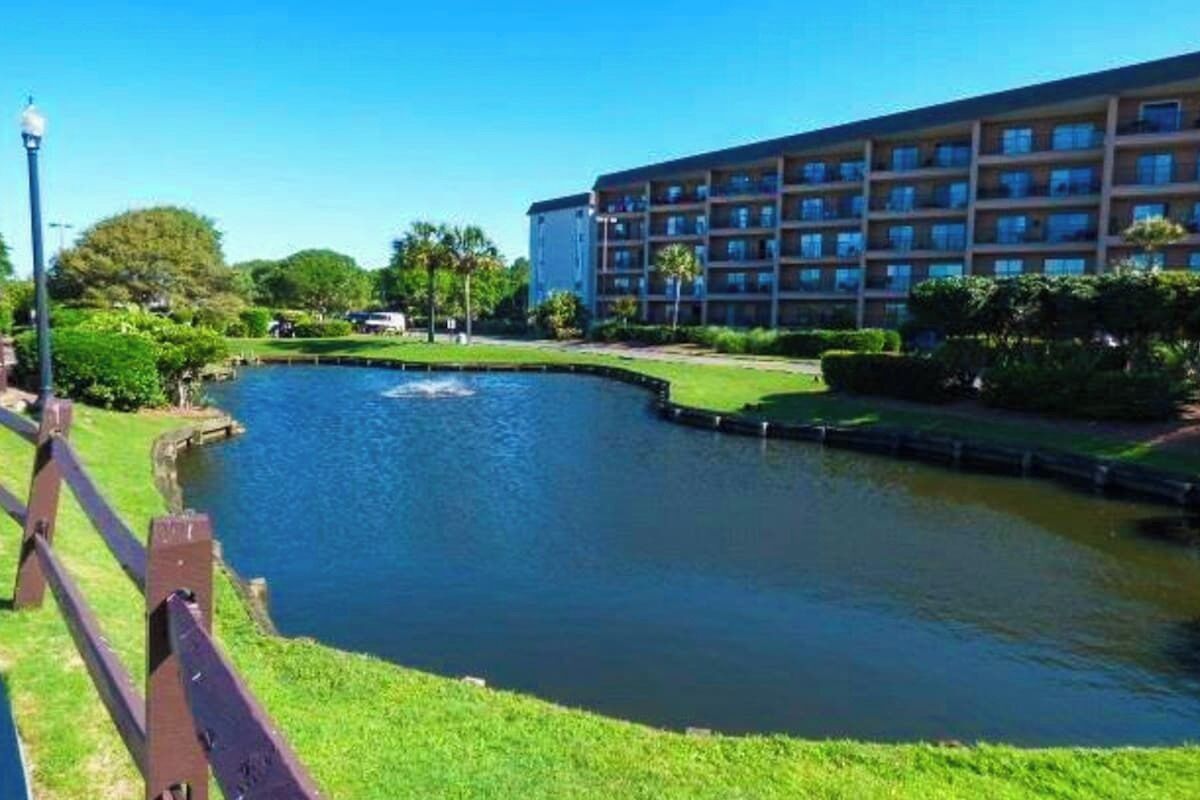 Ein Hotel mit Schwimmbad und einem angelegten Garten.