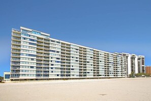 A multi-story hotel with balconies, located near a beach. - Sands Beach Club 524 The Chill Pill (Myrtle Beach)