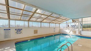 Piscina interior con normas claras y sin socorrista de servicio.