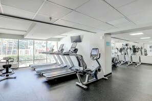 Ein Fitnessstudio mit Laufbändern, Ergometer und Krafttrainingsgeräten.