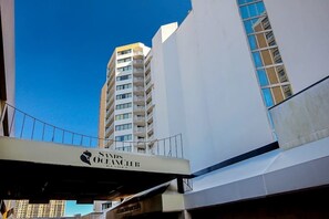 Ein mehrstöckiges Gebäude mit einem Schild für 'Sands Ocean Club Resort'.