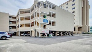 Eine mehrstöckige Parkgarage mit einem Schild für 'Palmetto Suites'.