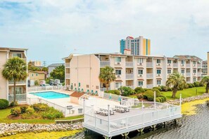 Ein Hotel mit Schwimmbad, Steg und Blick auf das Wasser.