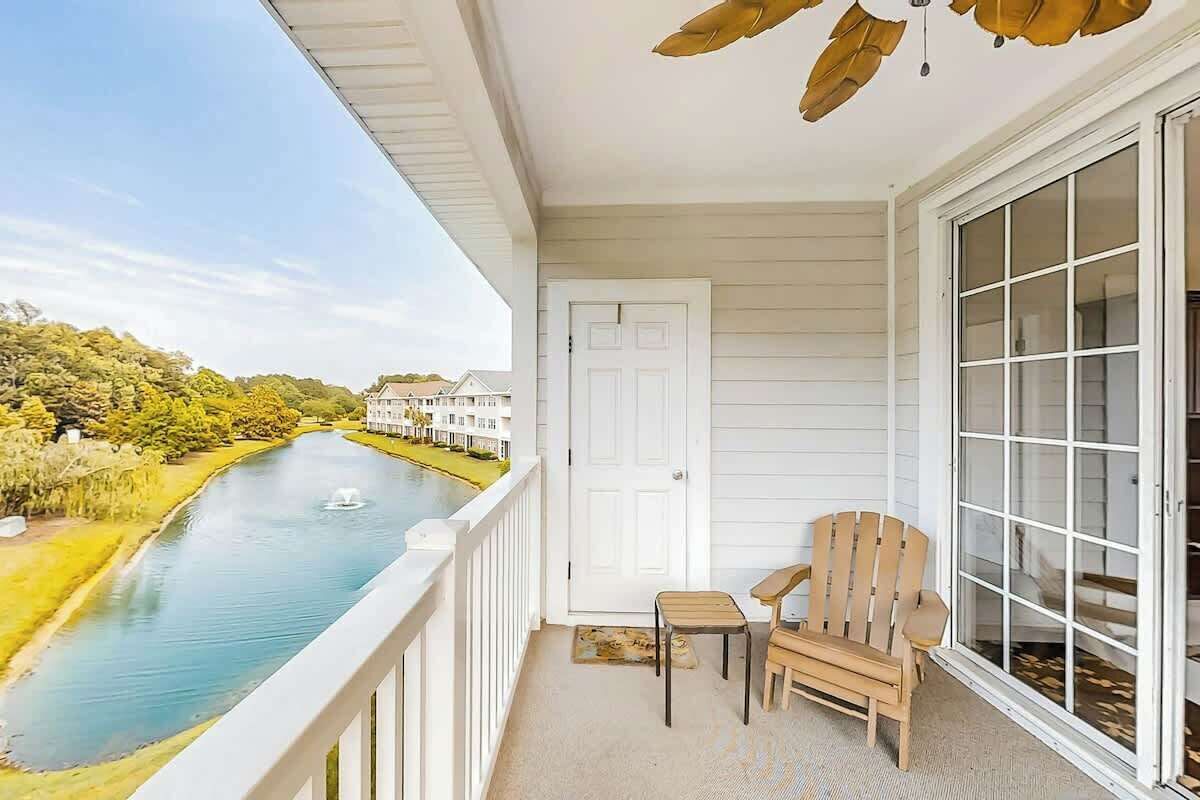 Un balcon donnant sur une rivière, une porte et une chaise.
