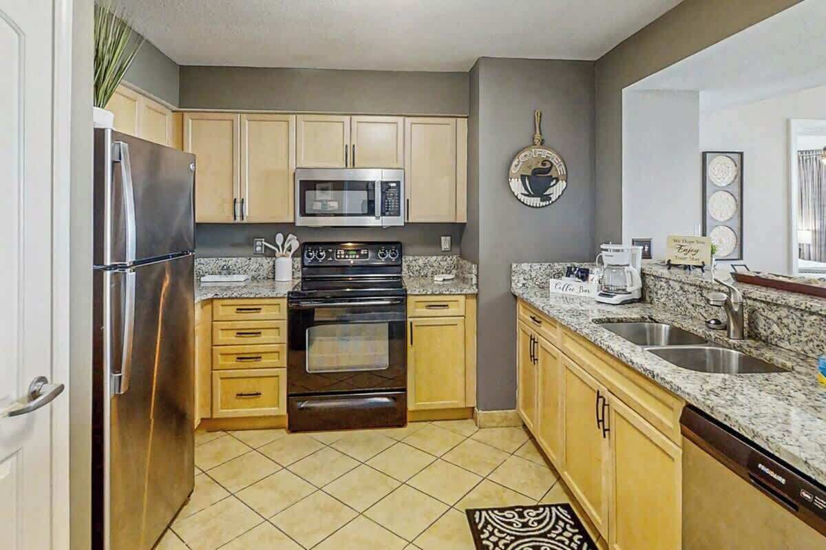 Coffee/tea maker, fridge, microwave, oven