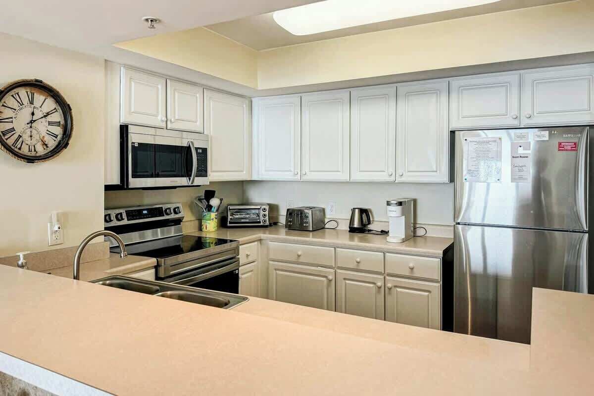 Coffee/tea maker, fridge, microwave, oven