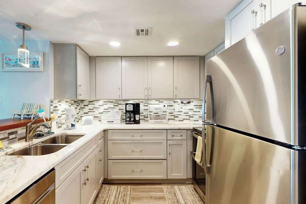 Coffee/tea maker, fridge, microwave, oven