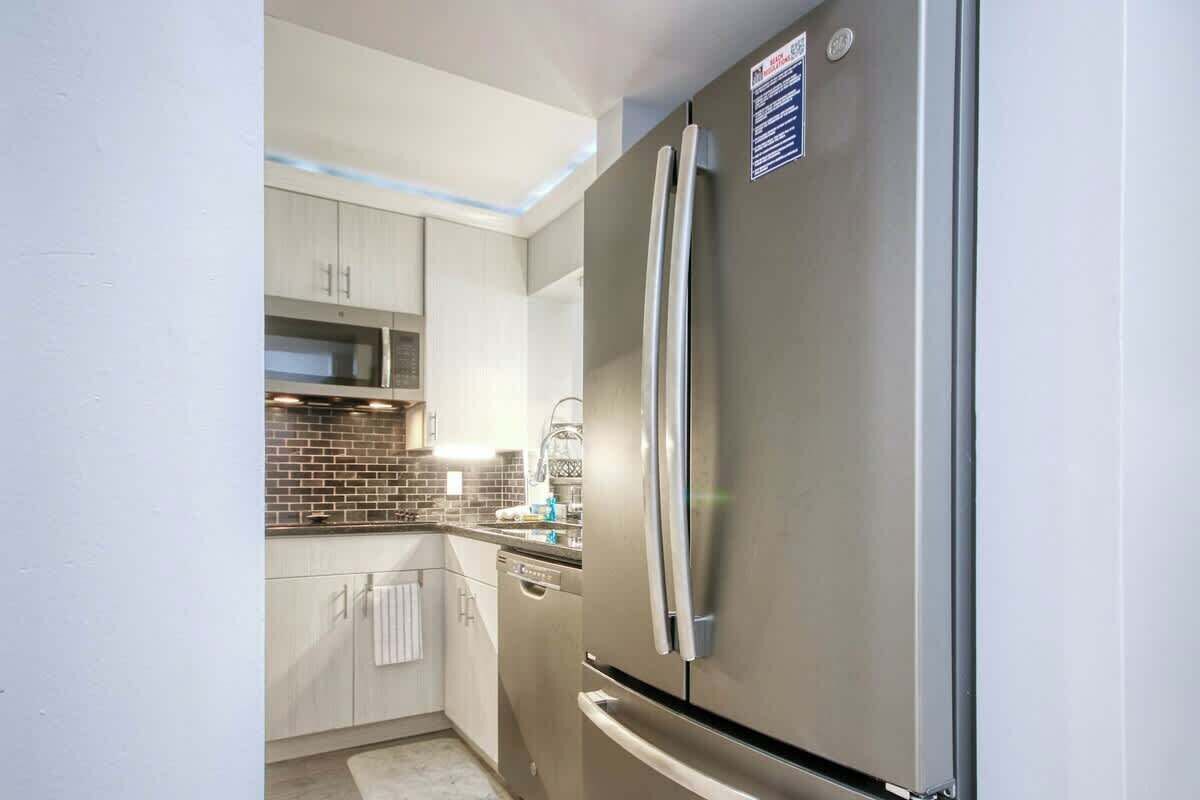 Wasserkocher mit Kaffee-/Teezubehör, Kühlschrank, Mikrowelle, Herdplatte