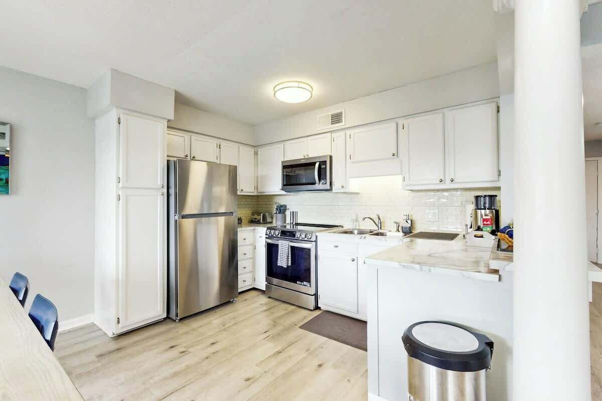 Coffee/tea maker, fridge, microwave, oven
