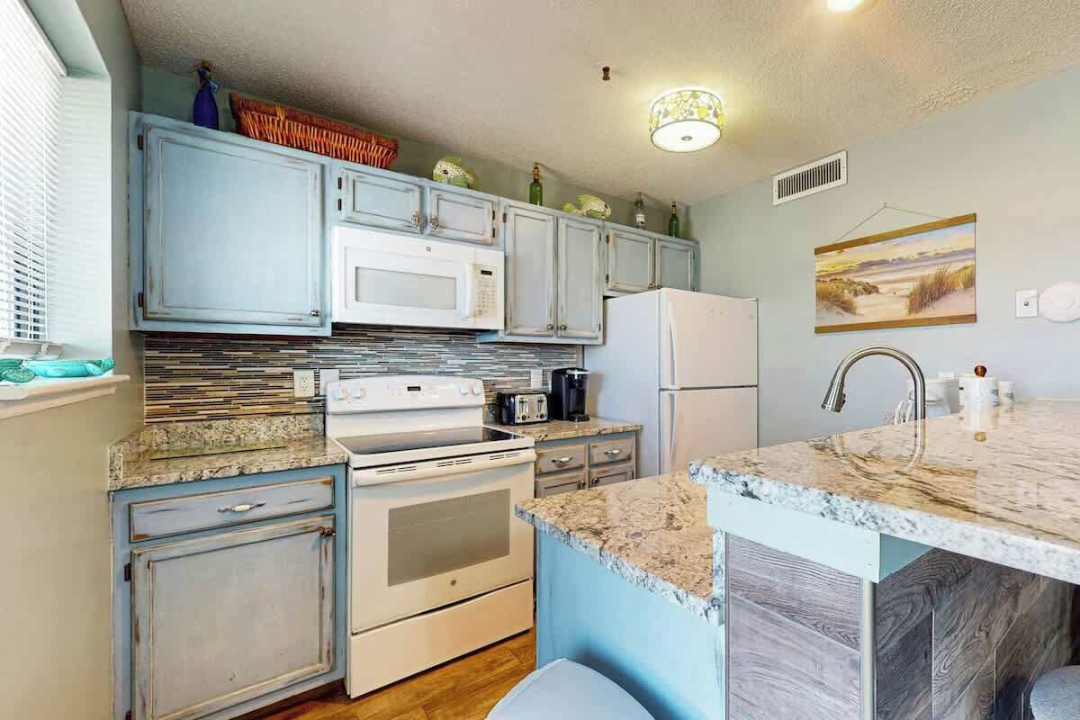 Coffee/tea maker, fridge, microwave, oven