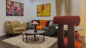 Een moderne woonkamer met een bank, fauteuil en salontafel.