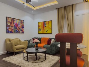 Ein modernes Wohnzimmer mit Sofa, Sesseln und Couchtisch.