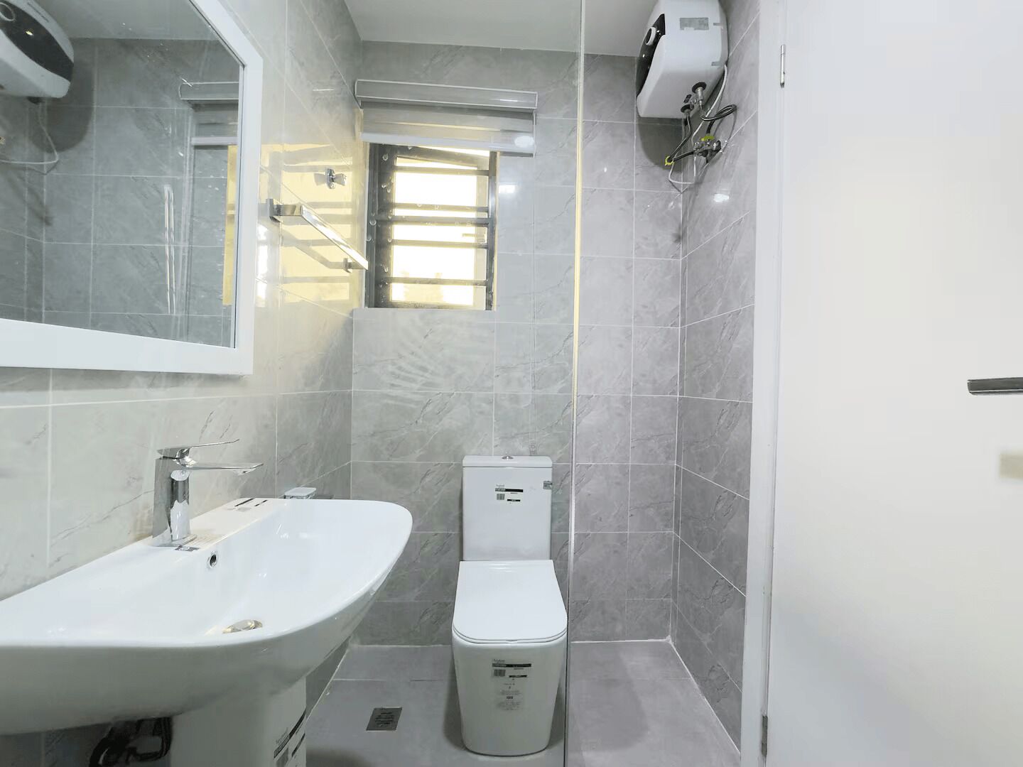 Ein Badezimmer mit Waschbecken, Toilette und Duschbereich.
