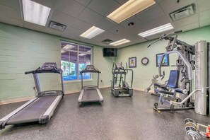 Ein Fitnessstudio mit Laufbändern, einem Steiger und Krafttrainingsgeräten.