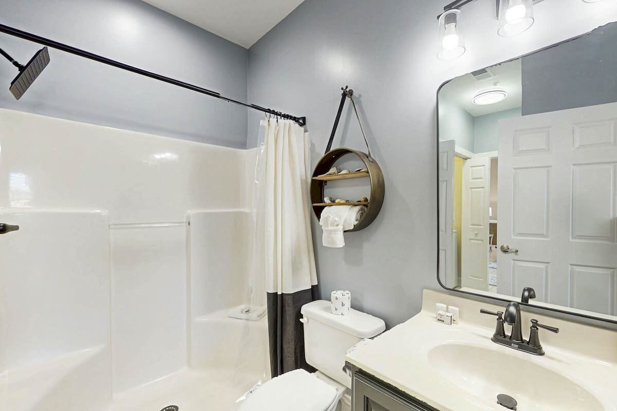 Une salle de bain équipée d’une baignoire, de toilettes, d’un lavabo et d’un miroir.