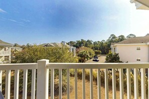 A residential area with houses, a paved driveway, and a white fence. - Myrtlewood Golf & Beach Retreat (Myrtle Beach)