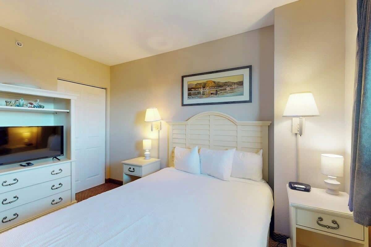 Desk, iron/ironing board, WiFi, bed sheets