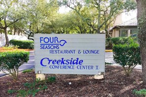 Une enseigne indiquant l’emplacement du restaurant et du bar Four Seasons, situé au centre de conférences Creekside I.