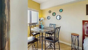 Un coin repas avec une table ronde, des chaises et une fenêtre.