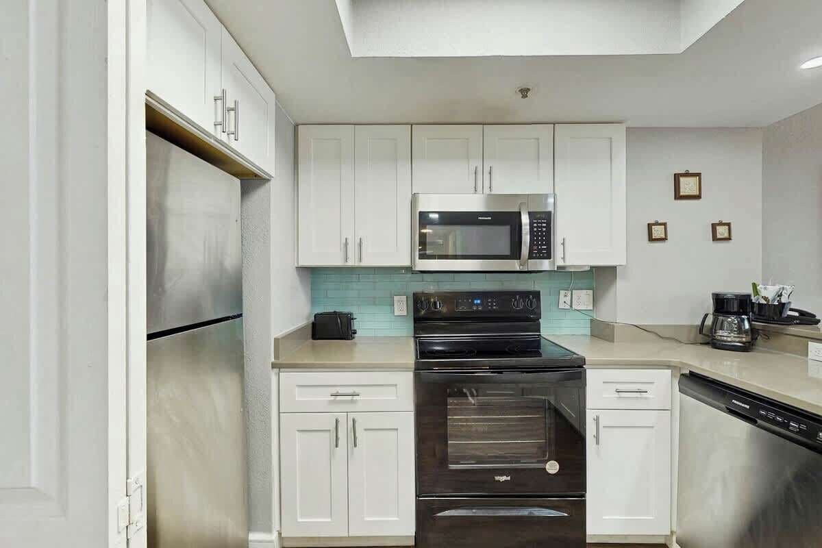 Coffee/tea maker, fridge, microwave, oven