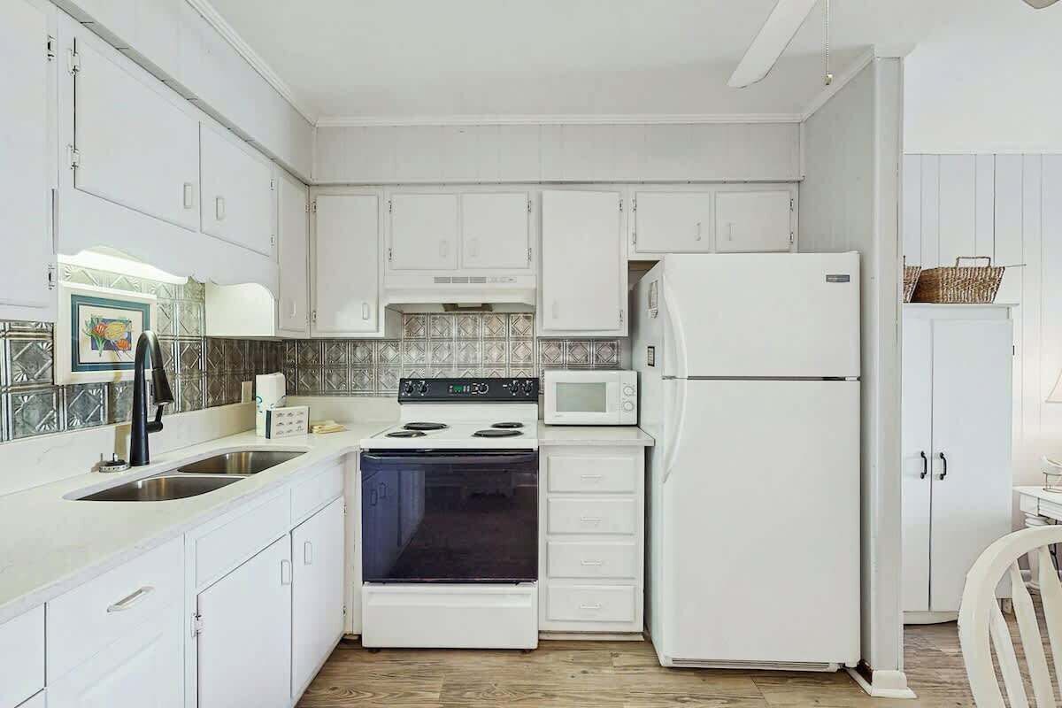 Coffee/tea maker, fridge, microwave, oven