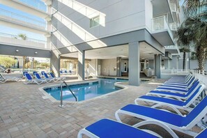 Ein Poolbereich mit Liegestühlen und einem Pool.