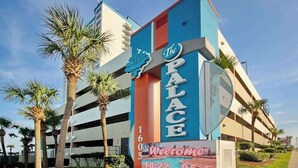 Un cartello di un hotel con la scritta in evidenza 'THE PALACE', che indica il nome della struttura.