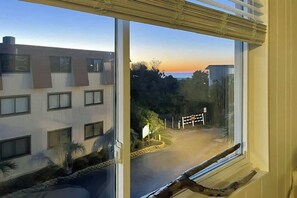 Ein Gebäude mit vielen Fenstern und einem befestigten Platz davor.