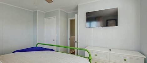 Desk, iron/ironing board, WiFi, bed sheets