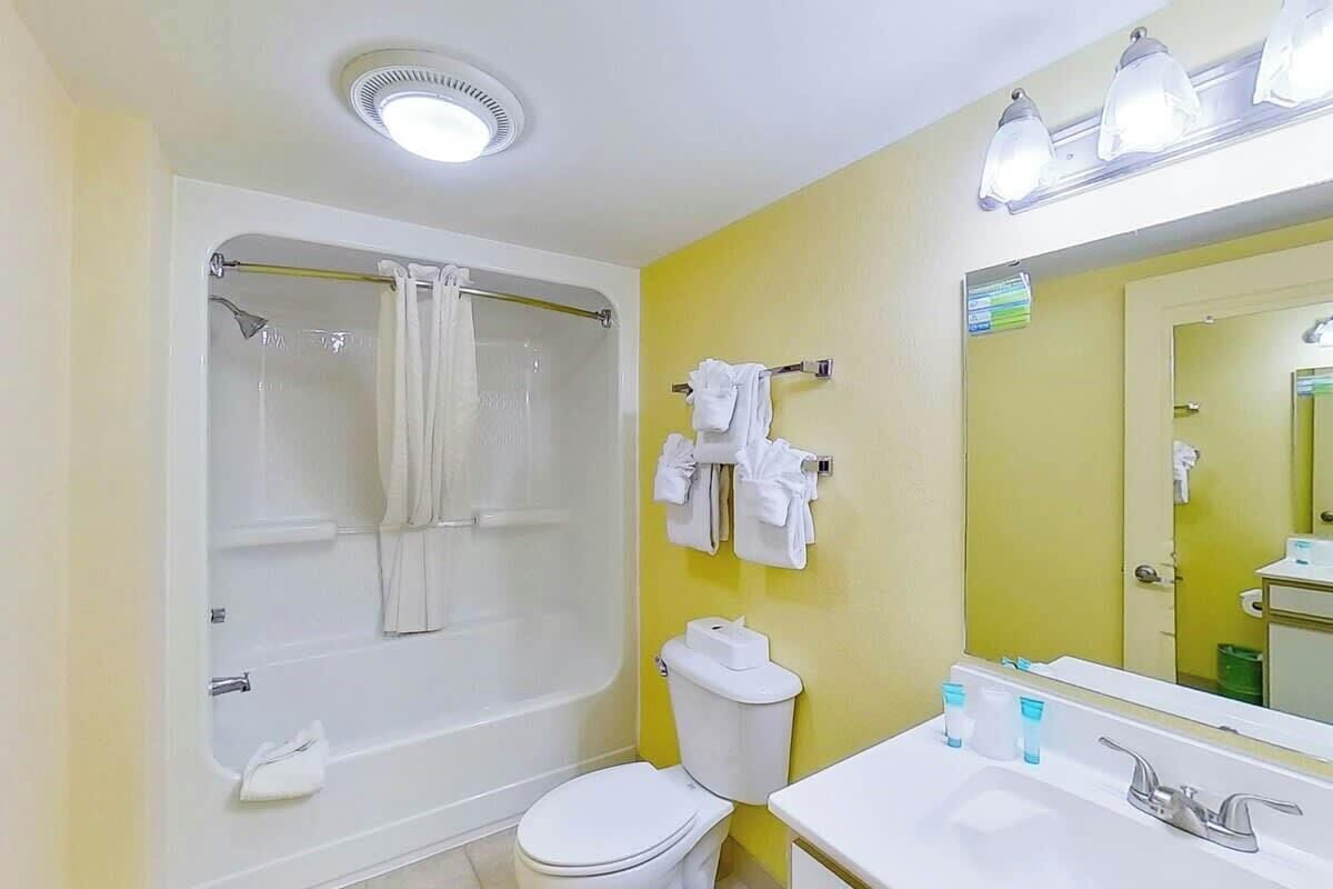 Un baño con bañera, inodoro y lavabo.