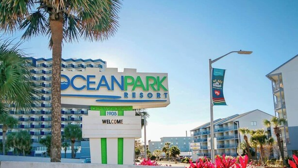 Placa do Ocean Park Resort com a mensagem 'Welcome' e o ano 1905.
