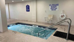En swimmingpool med en skylt som säger: ”INGEN LIVRAKTARE I TJÄNST” och ”SIMMA PÅ EGEN RISK”.