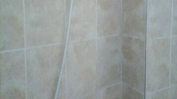 Dusche, kostenlose Toilettenartikel, Handtücher, Seife