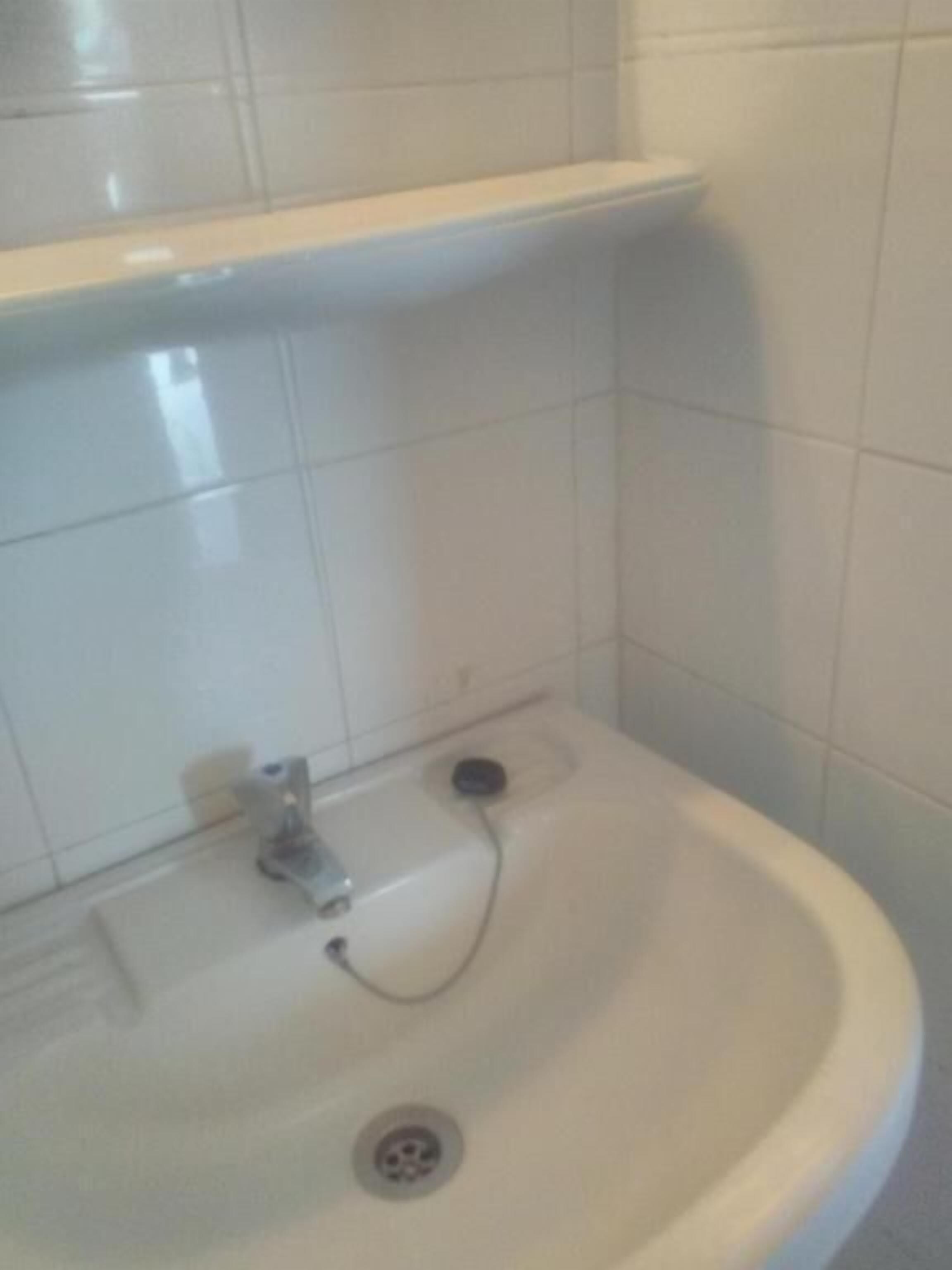 Dusche, kostenlose Toilettenartikel, Handtücher, Seife