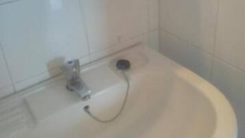 Dusche, kostenlose Toilettenartikel, Handtücher, Seife