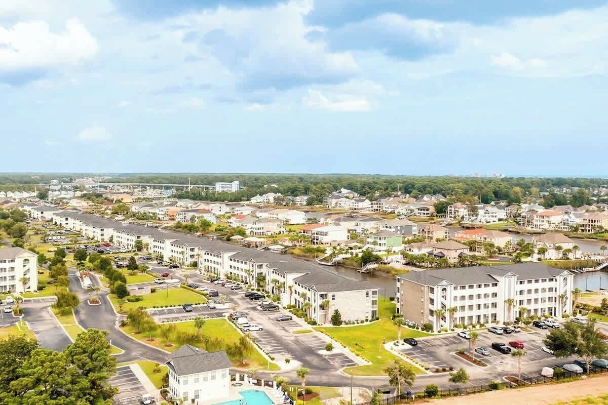 Zona residencial con varios edificios de apartamentos, calles y áreas verdes.