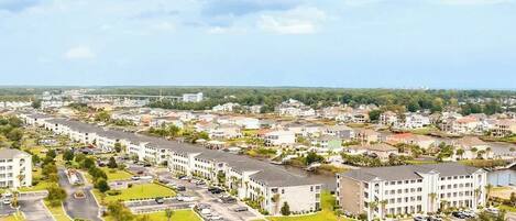 Zona residencial con varios edificios de apartamentos, calles y áreas verdes.