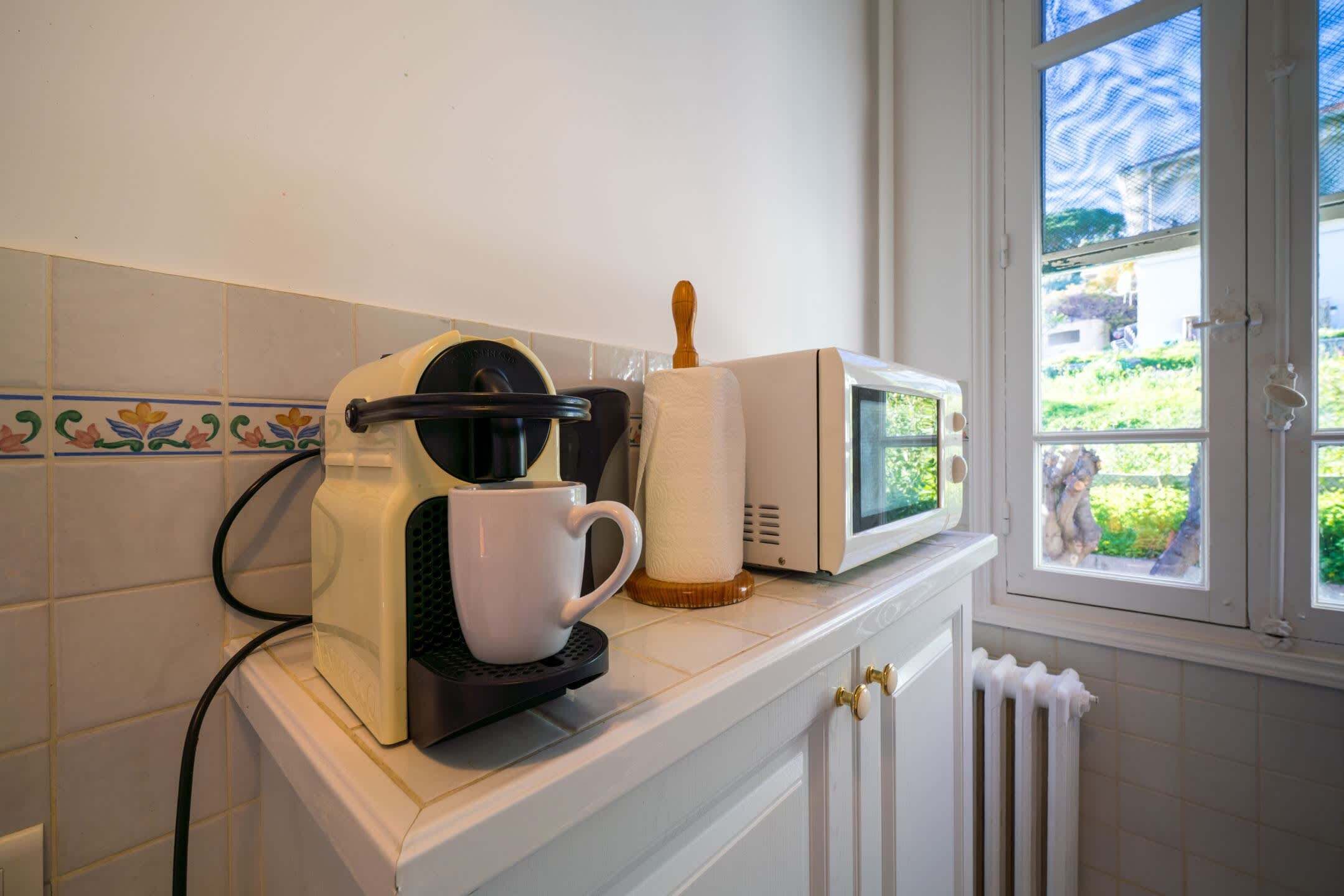 Coffee/tea maker, fridge, microwave, oven