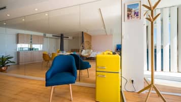 Ein zeitgemäßer Wohnraum mit Küche, Essbereich und einem Schlafzimmer mit Hängesessel.