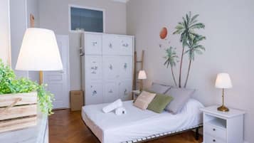 Ein Schlafzimmer mit Bett, Nachttischen, einem Kleiderschrank und einer Wandmalerei.