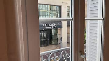 Ein Hotel Eingang mit einer Drehtür und einem Schild für 'canopy by Hilton'.