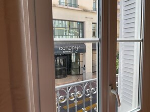 A hotel entrance with a revolving door and a sign for 'canopy by Hilton'. - Parthenopi suite – proche palais et ville (Cannes)
