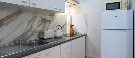 Coffee/tea maker, fridge, microwave, oven