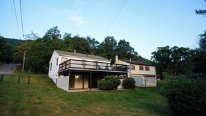 Uma casa de dois andares com uma varanda no primeiro pavimento.