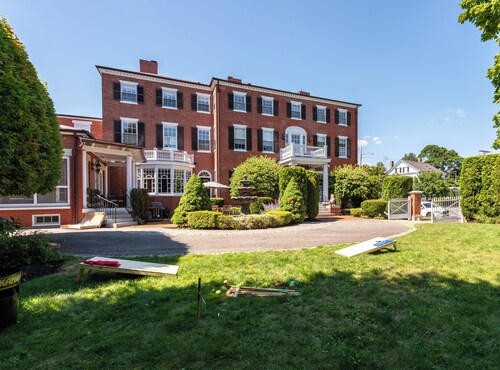 Joseph Story Estate l Sleeps 19 l Parking+Elevator l On Salem Commons