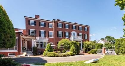 Joseph Story Estate l Sleeps 19 l Parking+Elevator l On Salem Commons